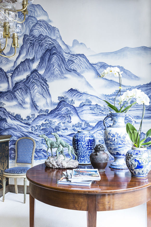 Обои ручной работы, шелк, дизайн в цветовой гамме Delft на шелке Bleached White, A THOUSAND LI OF RIVERS AND, De Gournay